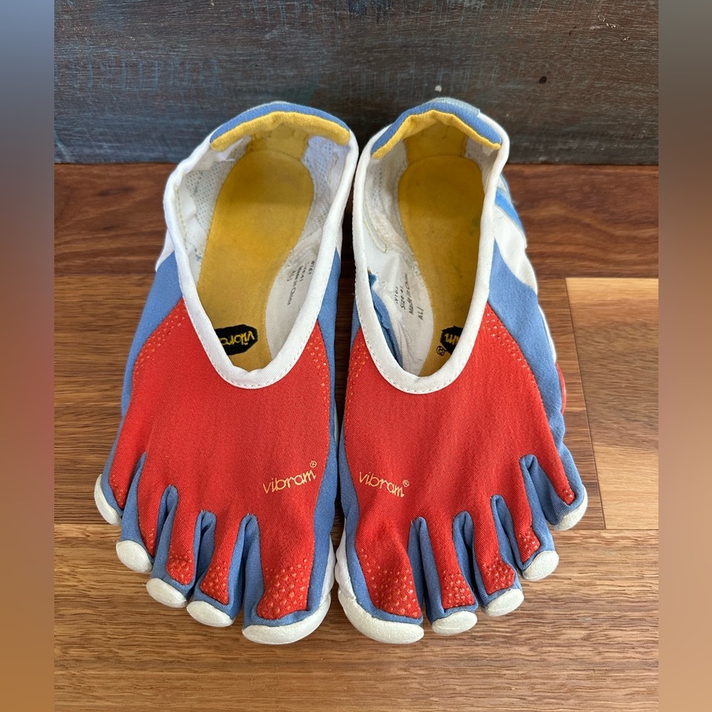 Vibram FIVEFINGERS JAYA Toe Shoes Size 41 Red Blue White Barefoot Footwear RARE
